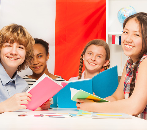 Nios estudiando con libros de francs