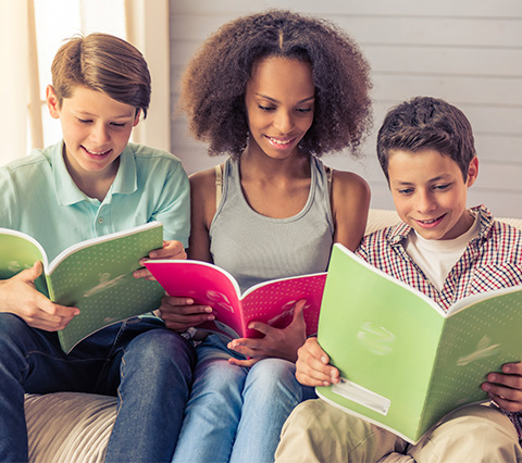 Le ofrecemos libros en inglés nivel intermedio en Colombia Jóvenes con libros en inglés nivel intermedio en Colombia