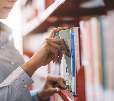 Mujer buscando material para aprender ingls en Colombia