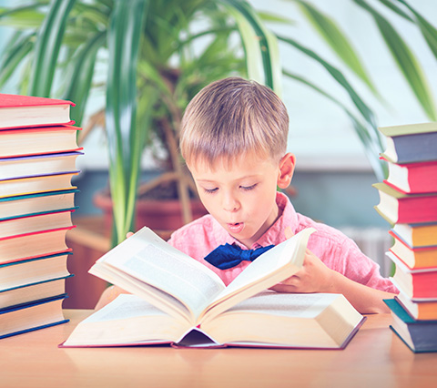 Niño con los mejores libros para aprender inglés en Colombia