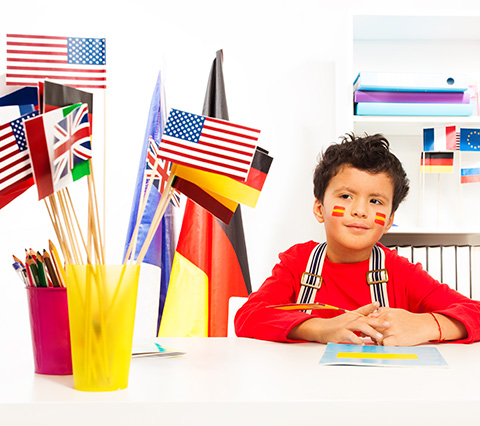 Nio con libros para estudiar francs