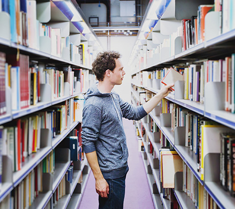 Hombre buscando libros en francs A1